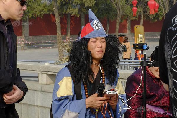 賽前動(dòng)員，弗洛倫蒂諾來(lái)到皇馬下榻酒店問(wèn)候主帥和球員
